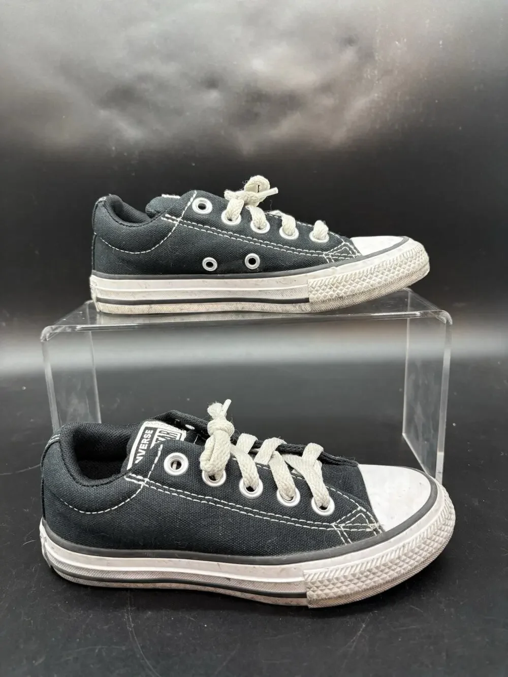 Converse Chuck Taylor All Star Low Top Canvas Sneakers Youth Size 11.5
